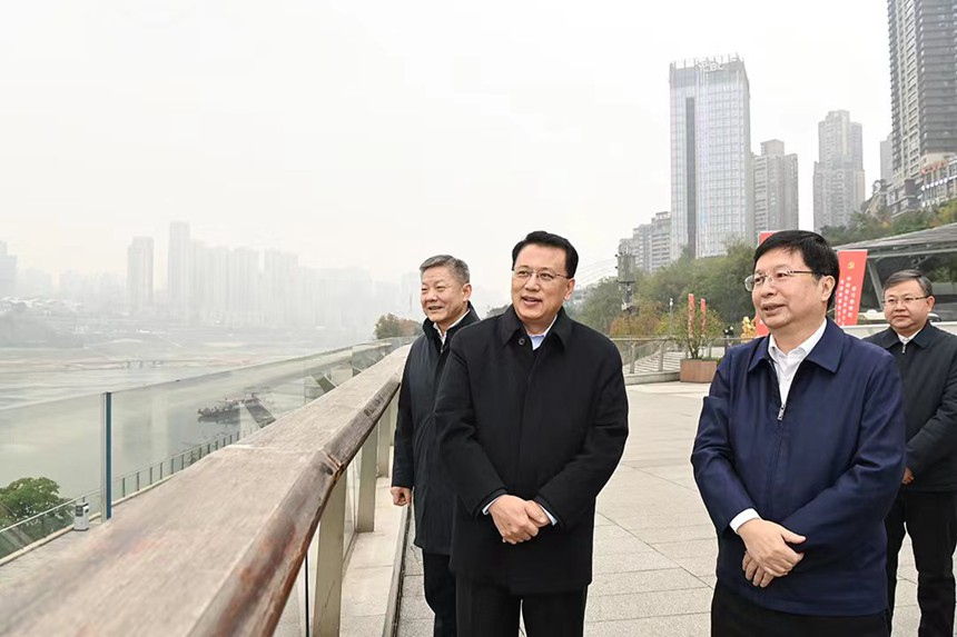 12月12日下午，在重慶市規(guī)劃展覽館，市委書記袁家軍在館前平臺遠眺兩江四岸，察看水位水質和岸線整治成效。記者 蘇思 攝/視覺重慶