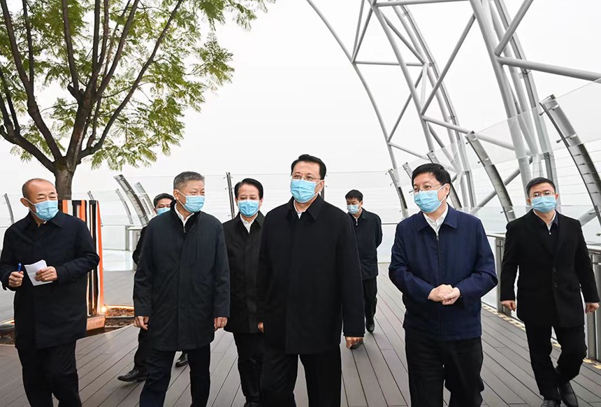 12月12日下午，在來福士廣場頂層，市委書記袁家軍聽取朝天門片區(qū)改造工程等情況介紹。記者 蘇思 攝/視覺重慶