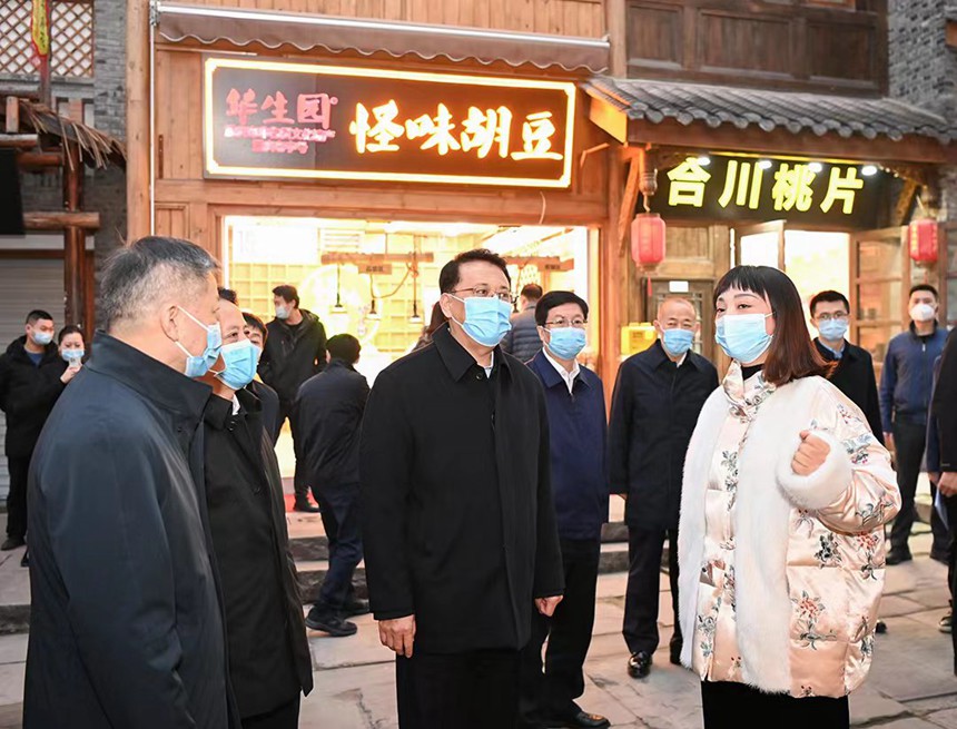 12月12日下午，在渝中區(qū)十八梯，市委書記袁家軍實地考察街巷風貌，并同商戶交流。記者 蘇思 攝/視覺重慶