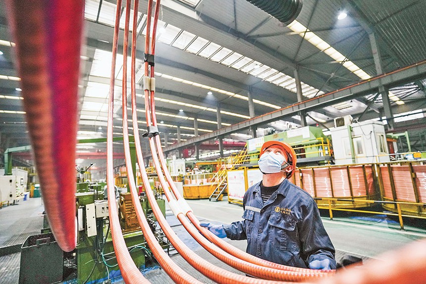 12月13日，位于萬州區(qū)的重慶平湖金龍精密銅管有限公司生產(chǎn)車間，工人正在引導銅管。目前，該企業(yè)在做好疫情防控的前提下，加足馬力生產(chǎn)，沖刺年度任務。記者 謝智強 攝/視覺重慶