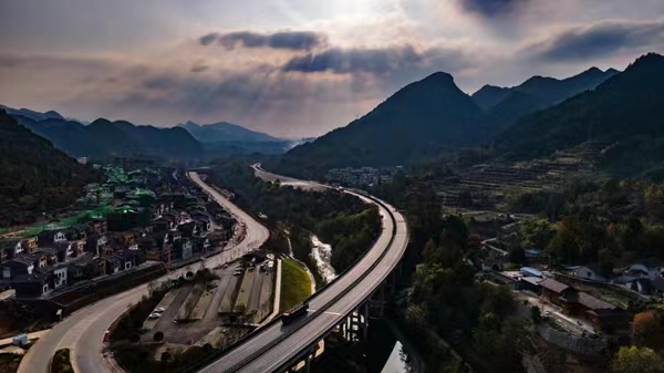 洪安邊城三省風(fēng)情街項(xiàng)目一景。胡程攝