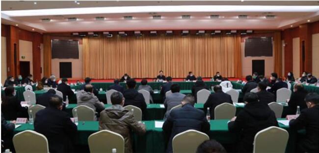 12月14日，梁平區(qū)委理論學(xué)習(xí)中心組（擴(kuò)大）專題學(xué)習(xí)會(huì)暨國(guó)際濕地城市專題講座舉行。梁平區(qū)委宣傳部供圖 華龍網(wǎng)發(fā)