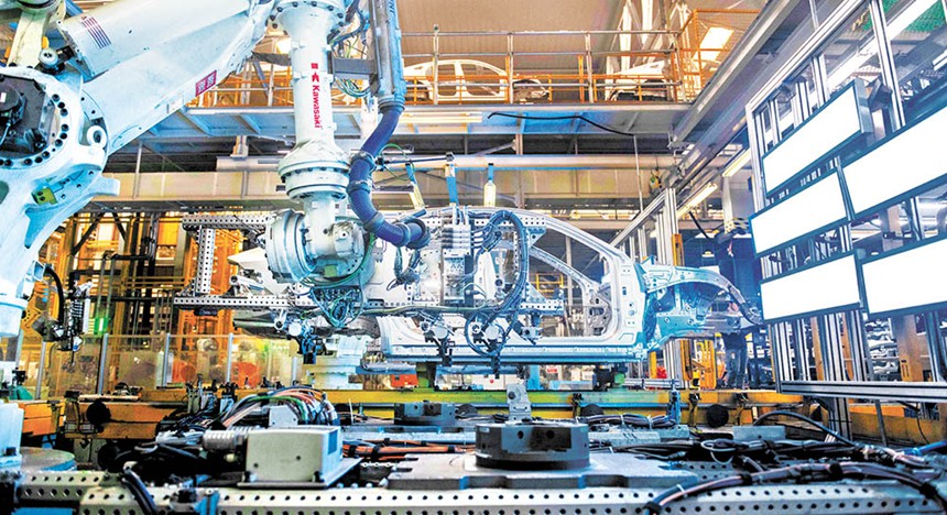 重慶長安兩江工廠焊接車間，車架正在接受視覺檢測機(jī)器人的檢測。（攝于七月七日，本報(bào)資料圖片）記者 張錦輝 攝\視覺重慶