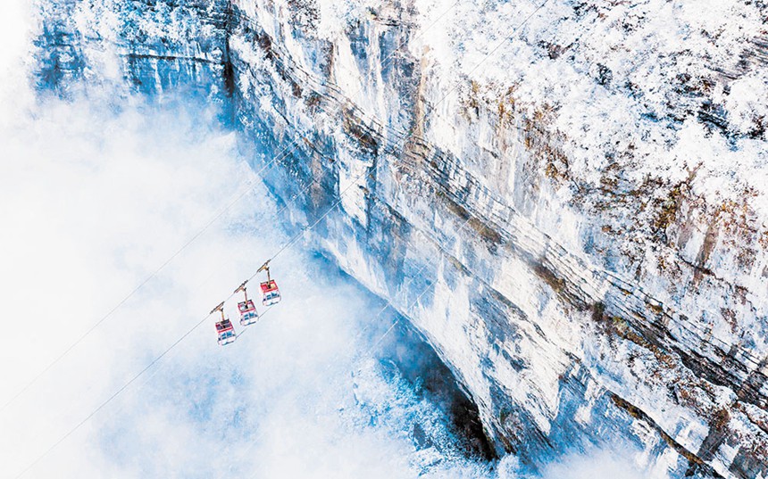 南川區(qū)金佛山上一波美景來襲，雪、藍(lán)天、云海齊聚山頂，讓人如置身仙境。（資料圖片）通訊員 甘昊旻 攝/視覺重慶