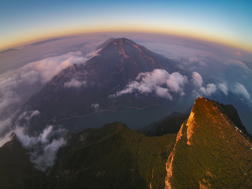 長(zhǎng)江瞿塘峽一帶景色宜人，秀美如畫。王正坤攝