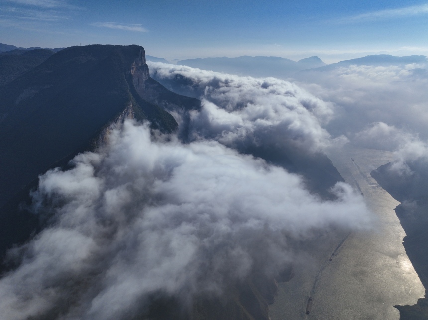 長(zhǎng)江瞿塘峽一帶景色宜人，秀美如畫。王正坤攝