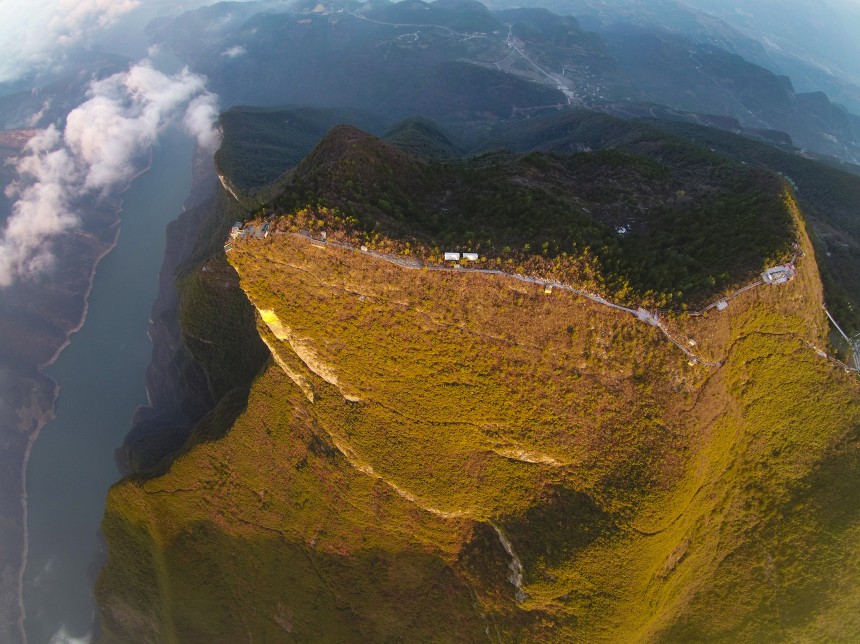 長(zhǎng)江瞿塘峽一帶景色宜人，秀美如畫。王正坤攝