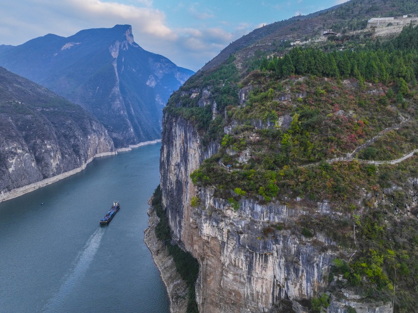 長(zhǎng)江瞿塘峽一帶景色宜人，秀美如畫。王正坤攝