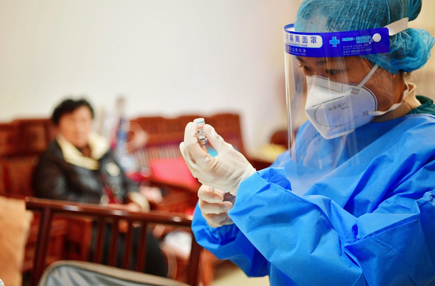 醫(yī)護(hù)人員為蔣德瓊接種新冠疫苗。周舸攝