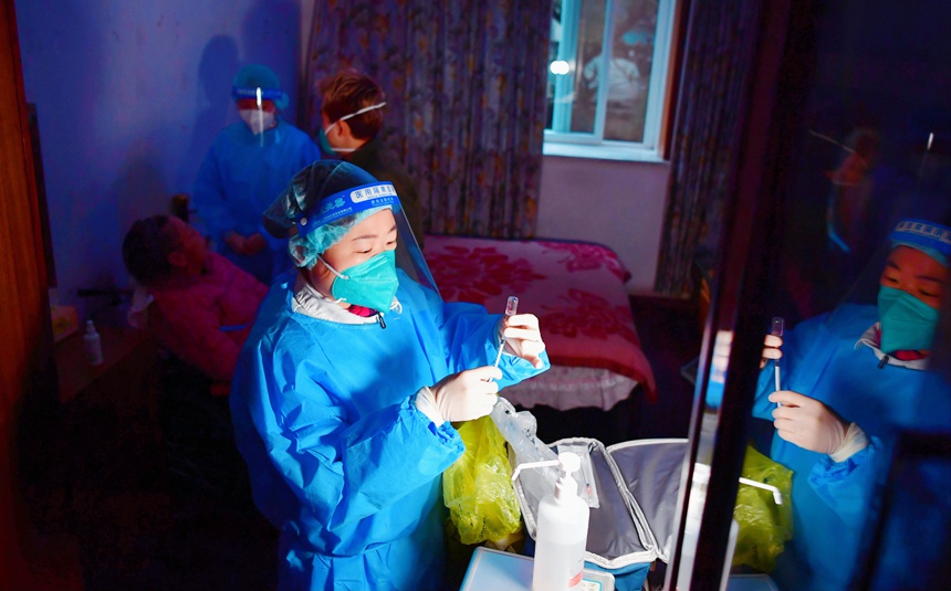 上門接種團(tuán)隊(duì)還為一位92歲的老人接種了疫苗。周舸攝