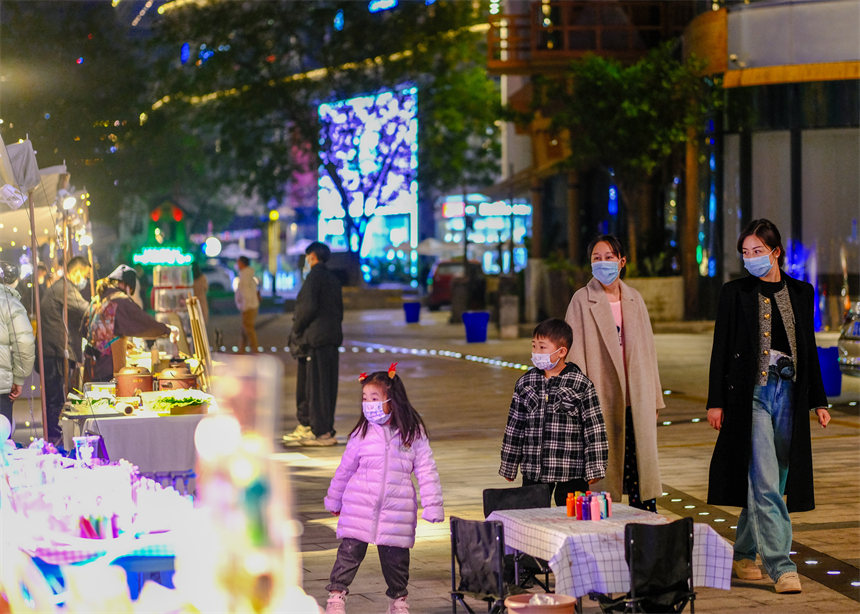 集市熙熙攘攘，人頭攢動(dòng)。郭旭攝