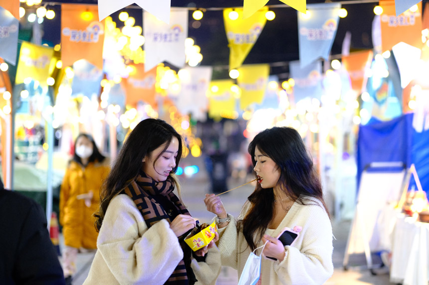 琳瑯滿目的美食美物吸引了不少市民前來打卡。郭旭攝