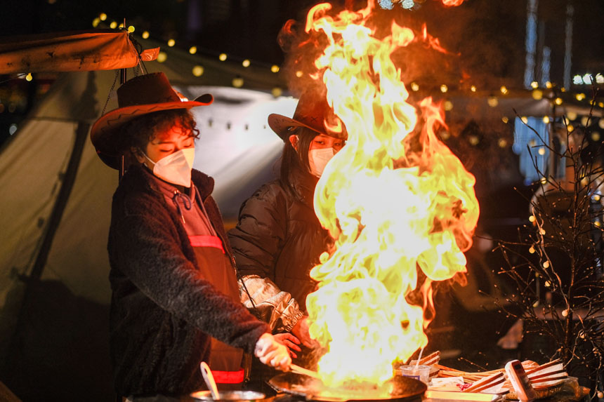 集市上，一場(chǎng)色香味俱全的“燒烤表演”正在進(jìn)行。郭旭攝
