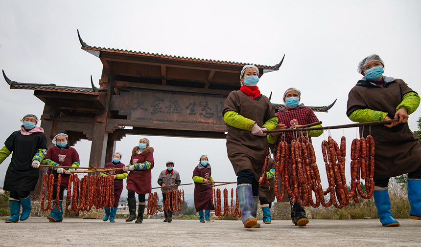 村民在寒風中忙晾曬。?冉孟軍攝