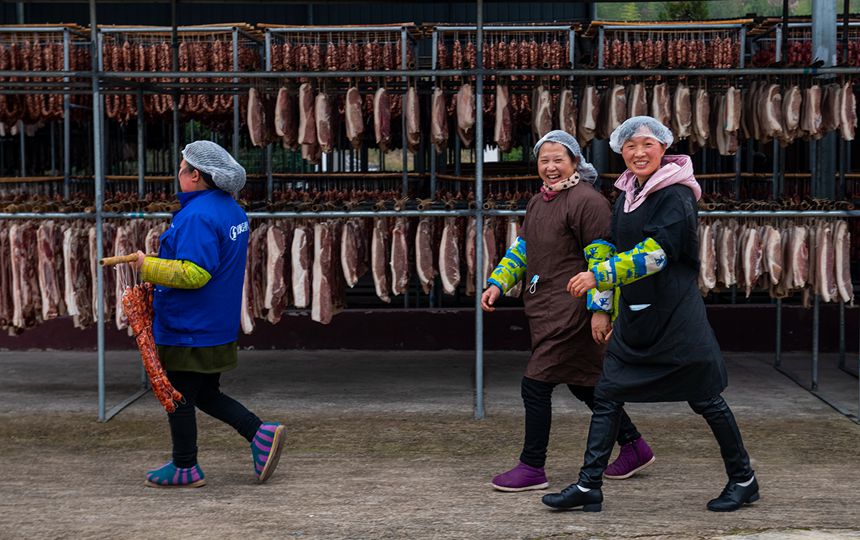 村民在寒風(fēng)中忙晾曬。?冉孟軍攝