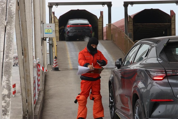 工作人員核驗(yàn)車(chē)輛信息。重慶港海關(guān)供圖