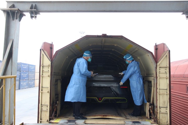 重慶海關(guān)所屬重慶港海關(guān)關(guān)員開(kāi)展現(xiàn)場(chǎng)監(jiān)裝。重慶港海關(guān)供圖