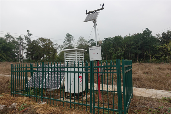 北碚區(qū)智慧柑桔示范園內的物聯網環(huán)境監(jiān)測系統。胡毓恒攝