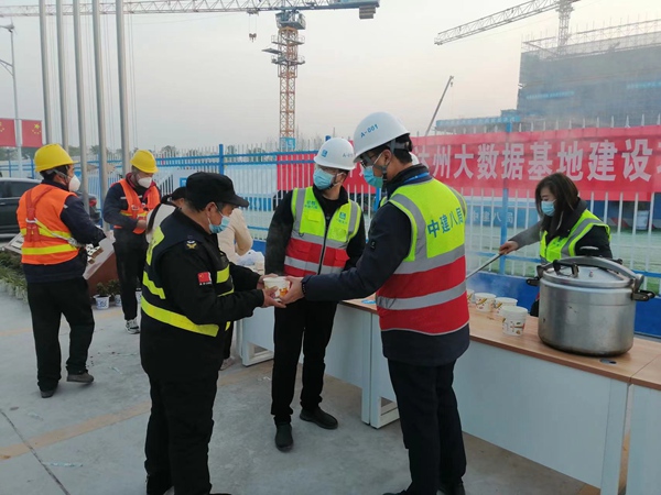 達州大數(shù)據(jù)基地建設(shè)項目工人們正在喝羊肉湯。中建八局供圖