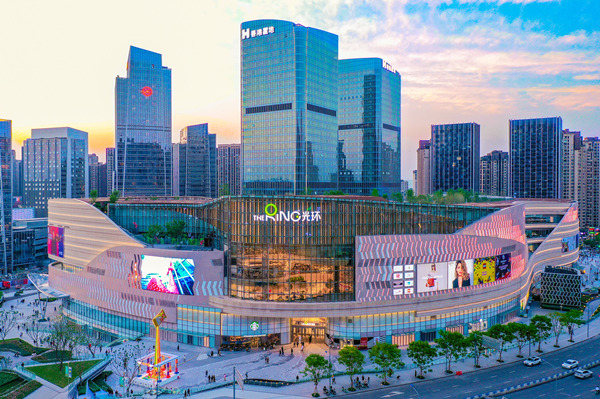 光環(huán)購物公園。藍(lán)天攝