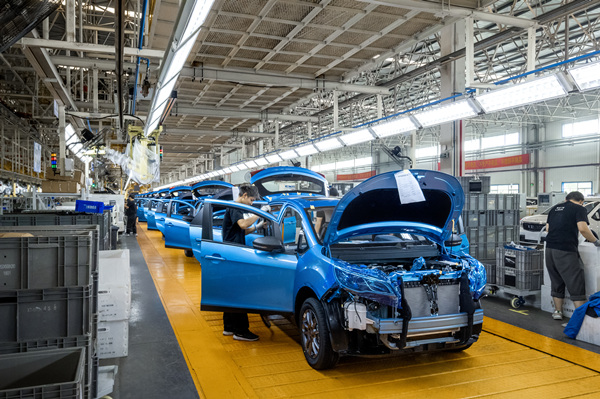 北碚區(qū)睿藍(lán)汽車生產(chǎn)線。北碚區(qū)融媒體中心供圖