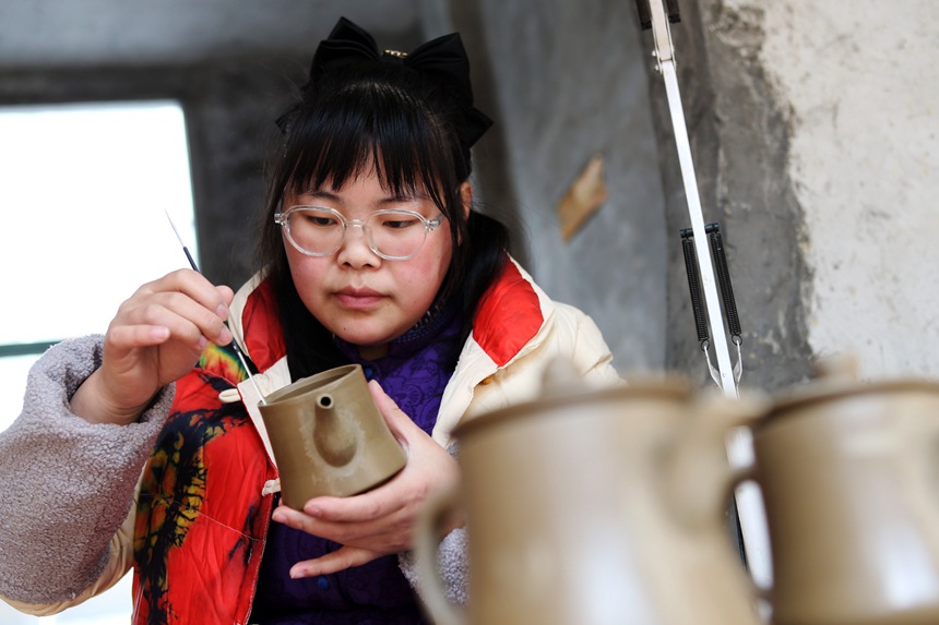 工人在整理茶具陶坯。楊敏攝
