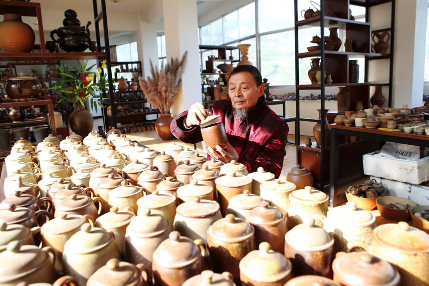 土陶技藝大師劉沛良在檢查茶具質(zhì)量。楊敏攝