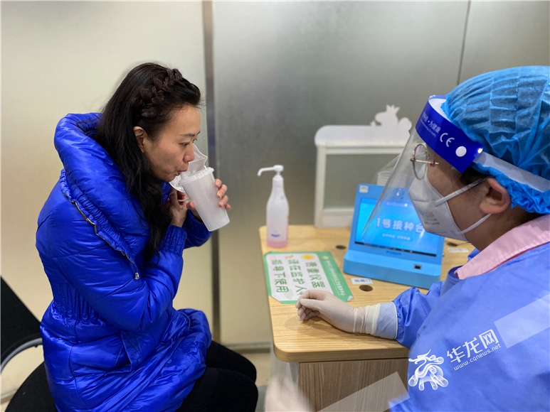 市民正在接種可吸入式新冠疫苗。華龍網(wǎng)-新重慶客戶端記者?劉釗?攝