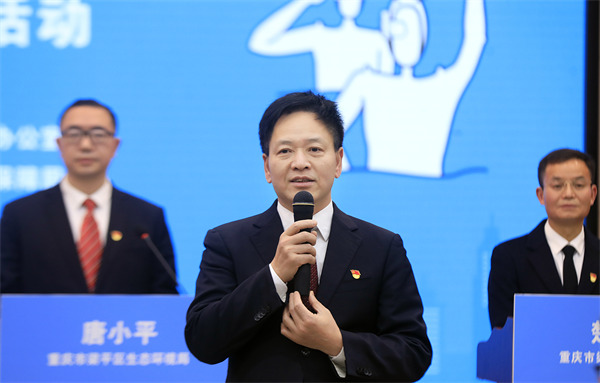 梁平區(qū)委書記錢建超回答市民提問。向成國攝