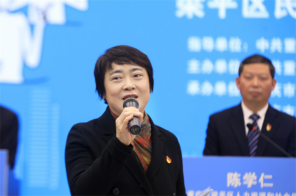 梁平區(qū)委常委、宣傳部部長、區(qū)委新聞發(fā)言人曹玲回答市民提問。向成國攝