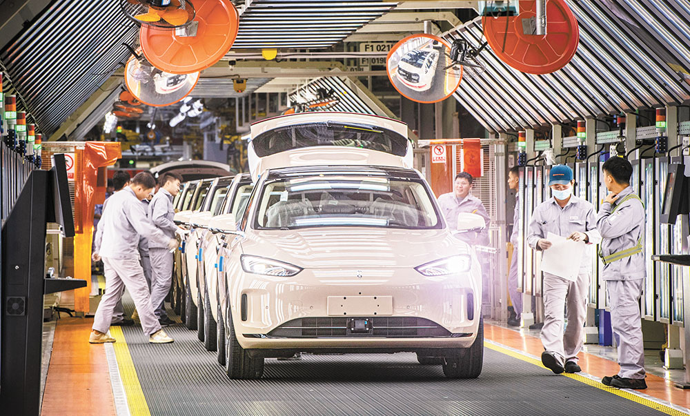 位于兩江新區(qū)魚復(fù)新城的賽力斯汽車兩江智慧工廠總裝車間，工作人員在最終線對新能源汽車進(jìn)行外觀、內(nèi)飾等檢查。（攝于10月29日）記者 張錦輝 攝/視覺重慶