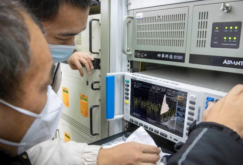 研究人員正在對(duì)后臺(tái)設(shè)備進(jìn)行調(diào)試。張錦輝攝