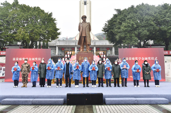 重慶聶榮臻研究會為江津中學(xué)的10名獲獎學(xué)生代表頒發(fā)了聶榮臻獎學(xué)金和證書。江津區(qū)委宣傳部供圖