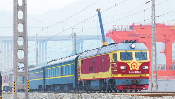 列車通過宜萬鐵路萬州新田港鐵路集疏運中心鐵路新田站。冉杰攝