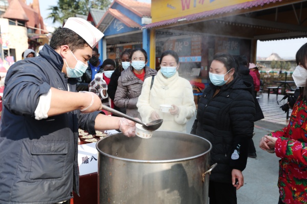 工作人員為游客送上臘八粥。邱振霖攝