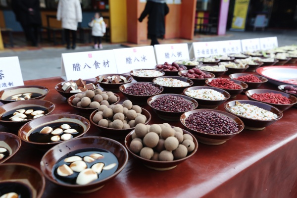 長桌宴上的臘八美食。邱振霖攝
