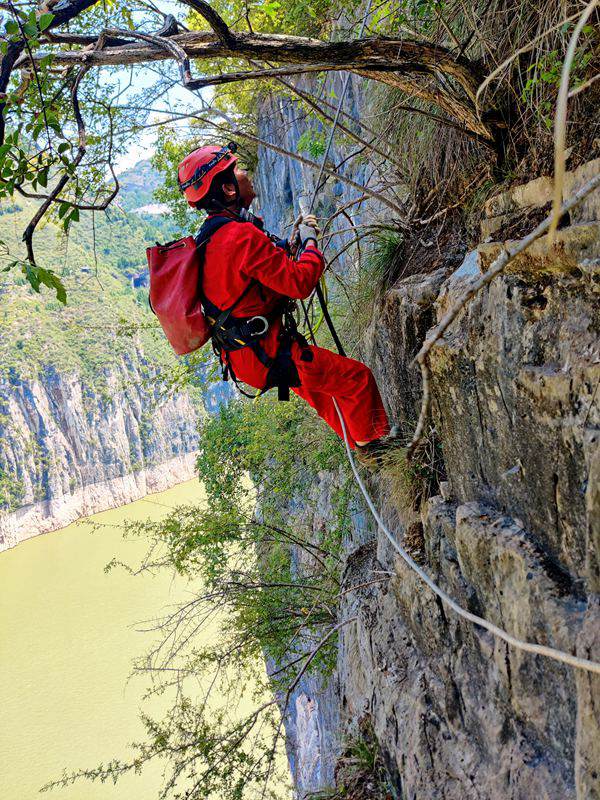 《高位危巖裂隙調(diào)查》。8月上旬，重慶地研院組織高空作業(yè)人員攀爬崖壁，調(diào)查瞿塘峽右岸危巖的裂隙，安裝地災(zāi)防治監(jiān)測設(shè)備。王琦攝