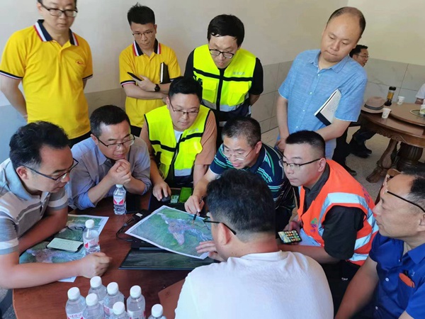 《專家組會商》。巫溪白鹿鎮(zhèn)中壩村，專家組會商滑坡?lián)岆U工作。楊國川攝