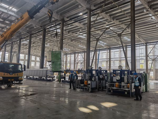 吊裝新設備。金龍電工供圖