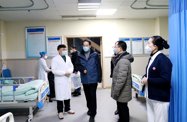 醫(yī)院黨委書記、院長孫貴銀到急診科查看患者收治情況。院方供圖