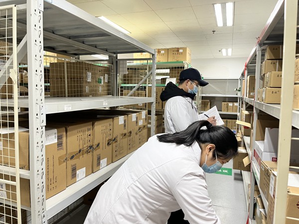 醫(yī)院藥師及時清點藥品庫存情況。院方供圖