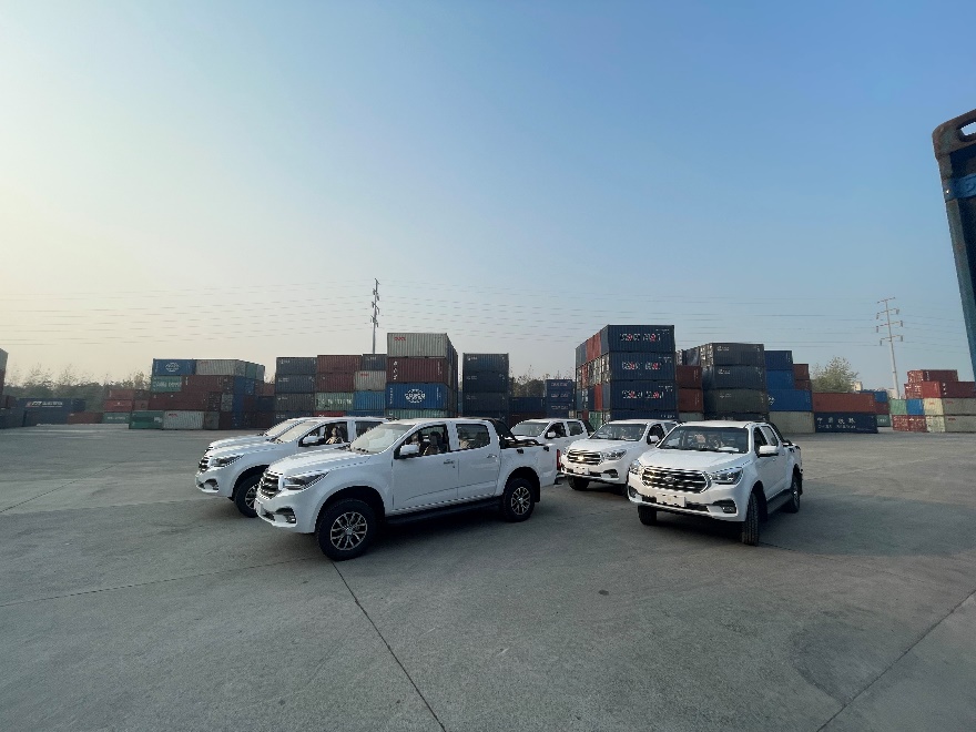 “重慶造”新能源汽車通過中老鐵路出口東盟。渝新歐公司供圖