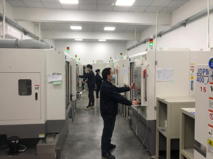 重慶川儀晶體科技分公司開發(fā)車間內(nèi)技術(shù)人員在加班趕訂單。受訪者供圖