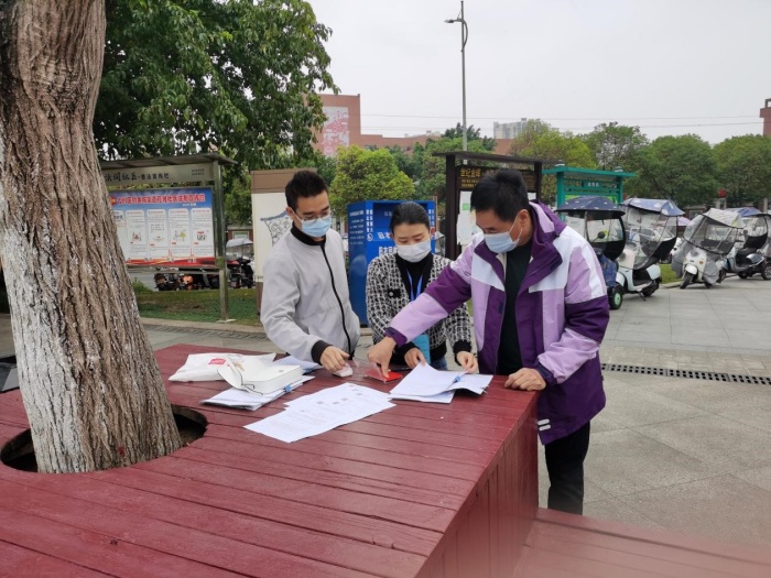 工行合川支行員工上門為客戶辦理業(yè)務(wù)。工行重慶市分行供圖