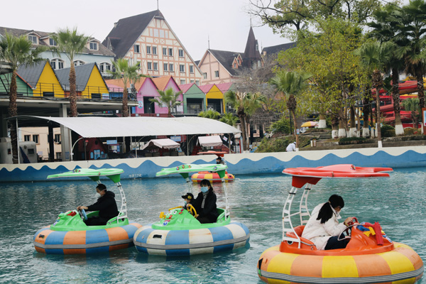 游客在景區(qū)游玩。楊孝永攝