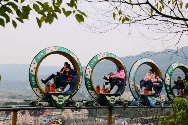 游客在景區(qū)享受節(jié)日快樂(lè)。紅酒小鎮(zhèn)供圖