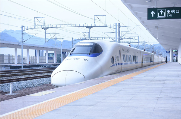 D6142次動車組列車駛入渝利鐵路黃水站。石柱縣融媒體中心供圖