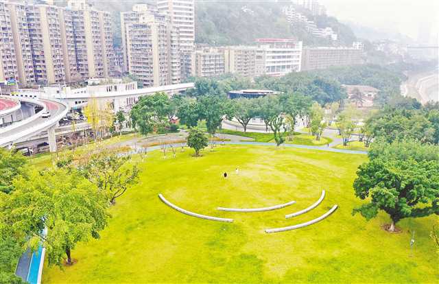 圖為市民在珊瑚公園玩耍。