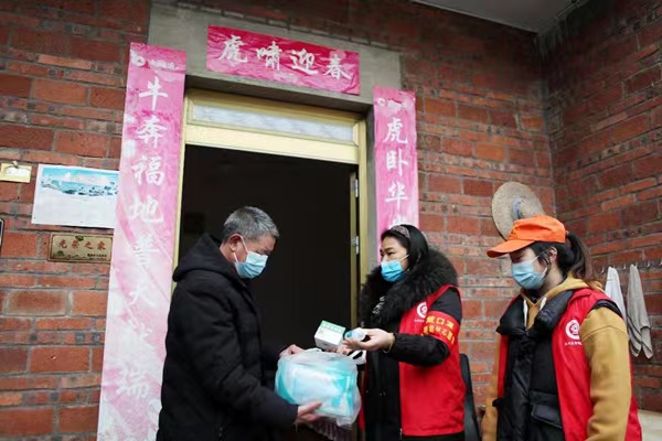 向60歲以上重點(diǎn)人群講解用藥知識和方法。陳仕川攝