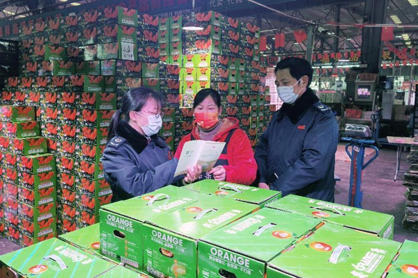 江津區(qū)稅務(wù)人員走訪雙福農(nóng)貿(mào)城內(nèi)商戶，宣傳講解稅費(fèi)優(yōu)惠政策。聶小淄攝